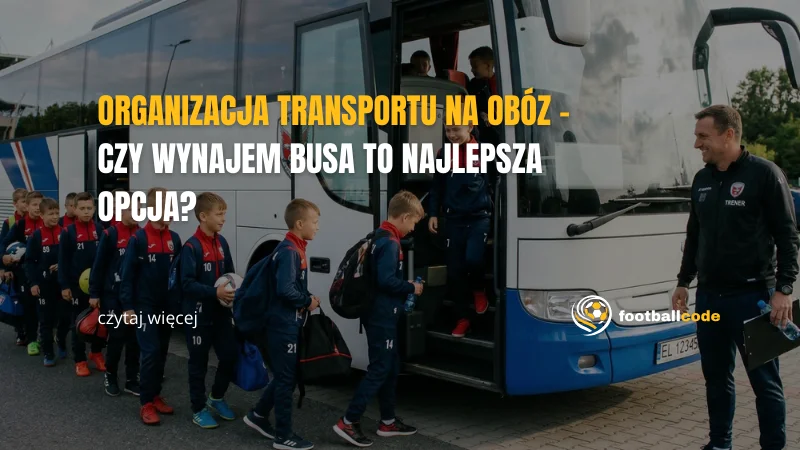dzieci trenujące piłke nożną wsiadają do autokaru
