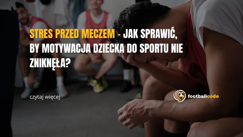 zestresowany chłopiec leżący na boisku piłki nożnej