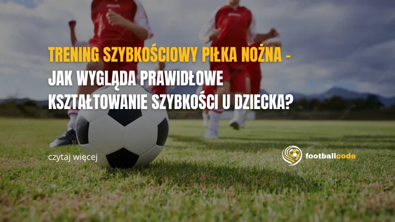 biegające dzieci na boisku piłkarskim