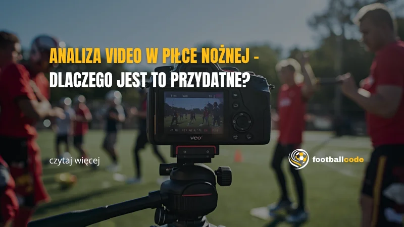 Dzieci na boisku podczas treningu piłkarskiego nagrywane profesjonalną kamerą