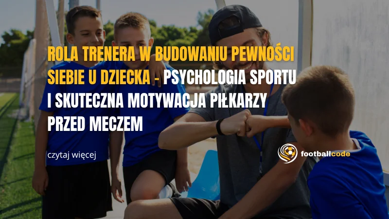 trener rozmawiajacy z młodymi piłkarzami na boisku przed meczem