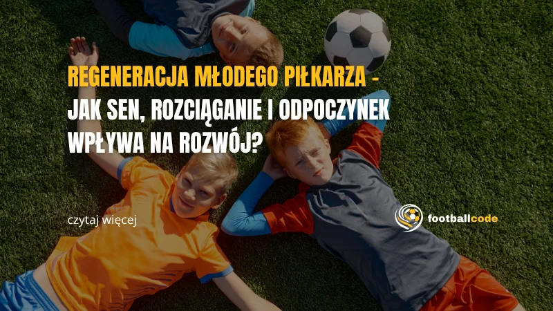 Młodzi piłkarze odpoczywający na boisku