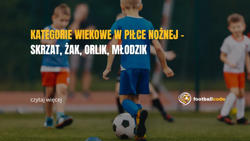 młodzi piłkarze no boisku ze swoim trenerem