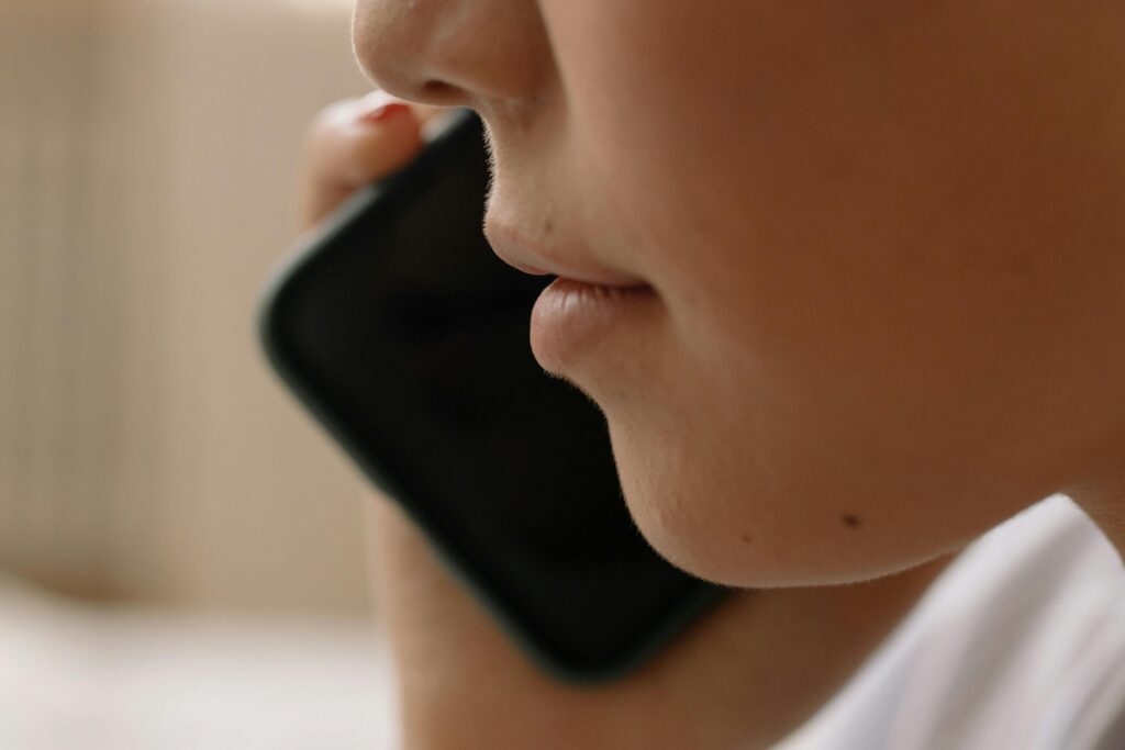 chłopiec rozmawia przez telefon
